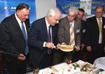Ο Υπουργός Θαλασσίων Υποθέσεων, Νήσων και Αλιείας κ. Γιάννης Διαμαντίδης κόβει την πίτα της Πανελλήνιας Ομοσπονδίας Κρητικών Σωματείων.