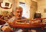 Ο καπετάν Κώστας Βιντιάδης, επιδεικνύει φανερά συγκινημένος, μια από τις εκπληκτικές μινιατούρες του. 