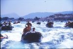 Τα απόνερα των δεκάδων σκαφών του Ο.Φ.Σ.Ε. πλημμύρισαν τον Πόρο στο Α' Ράλλυ φουσκωτών σκαφών Αργοσαρωνικού τον Ιούλιο του 1988.